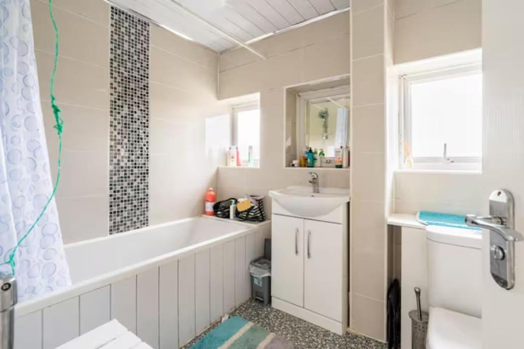 Luton Airport House In Quiet And A Very Pleasant Area, Near London Luton Airport Лутън Екстериор снимка