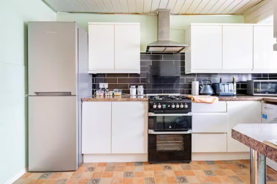 Luton Airport House In Quiet And A Very Pleasant Area, Near London Luton Airport Лутън Екстериор снимка