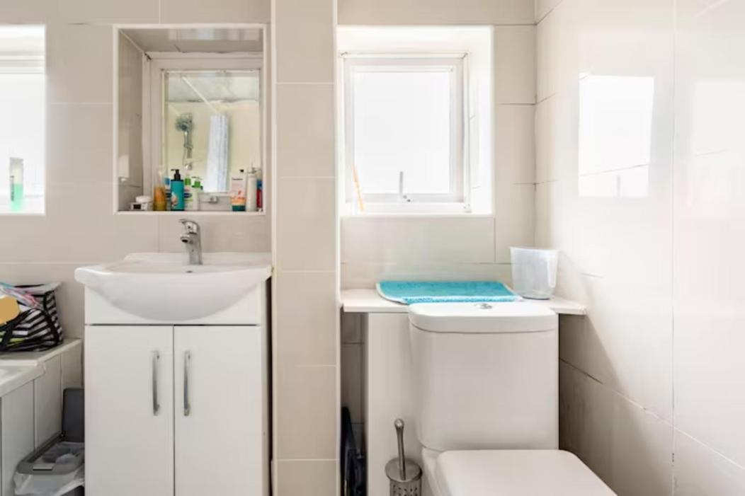 Luton Airport House In Quiet And A Very Pleasant Area, Near London Luton Airport Лутън Екстериор снимка