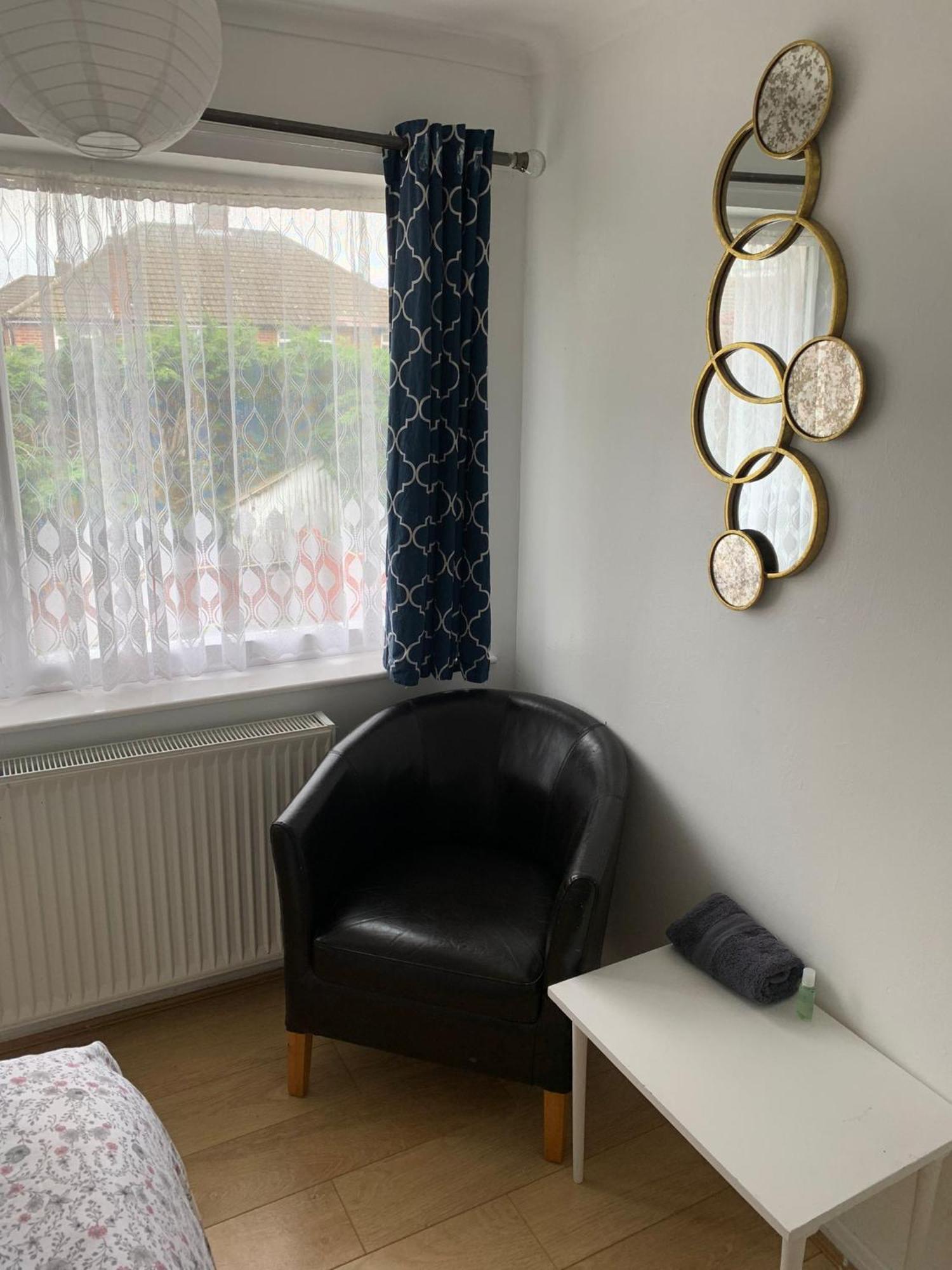 Luton Airport House In Quiet And A Very Pleasant Area, Near London Luton Airport Лутън Стая снимка
