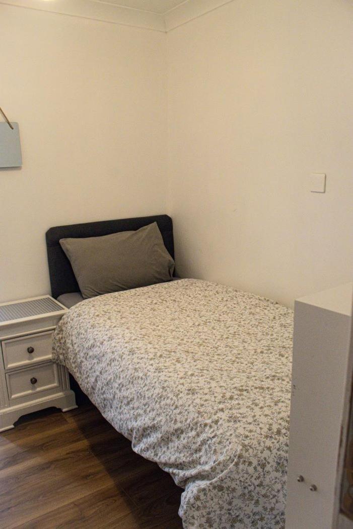 Luton Airport House In Quiet And A Very Pleasant Area, Near London Luton Airport Лутън Стая снимка