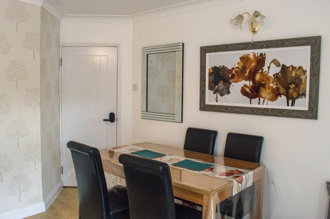 Luton Airport House In Quiet And A Very Pleasant Area, Near London Luton Airport Лутън Екстериор снимка