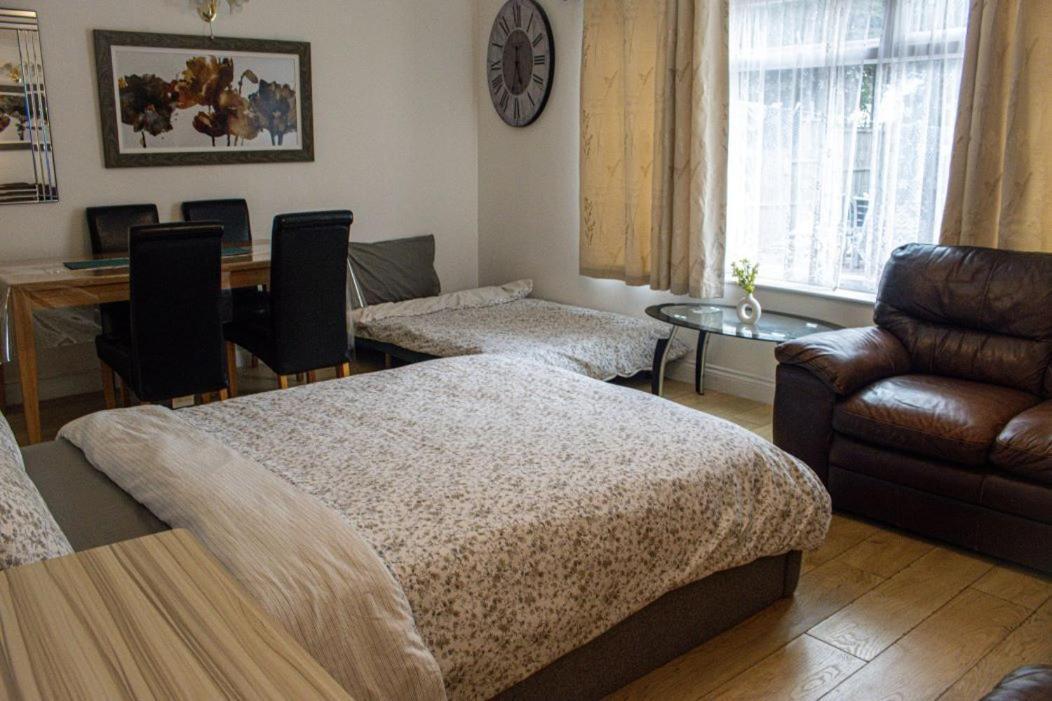 Luton Airport House In Quiet And A Very Pleasant Area, Near London Luton Airport Лутън Стая снимка