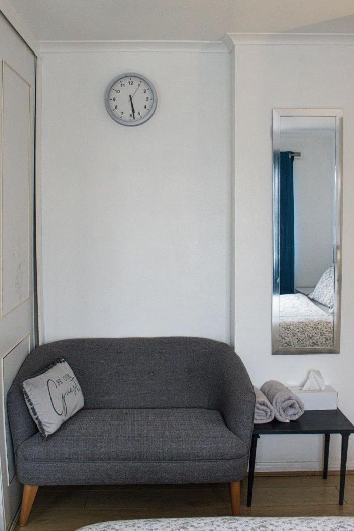Luton Airport House In Quiet And A Very Pleasant Area, Near London Luton Airport Лутън Стая снимка