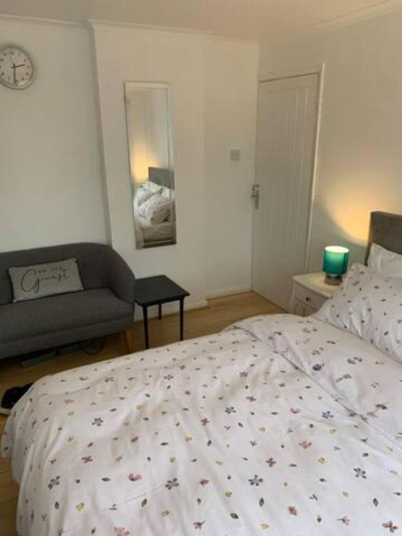 Luton Airport House In Quiet And A Very Pleasant Area, Near London Luton Airport Лутън Екстериор снимка